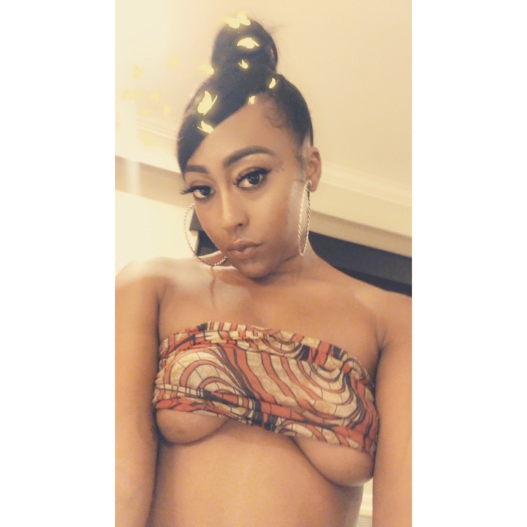 Dolce ragazza orientalelabbra carnose, un bel corpo per soddisfare tutti i tuoi desideri e